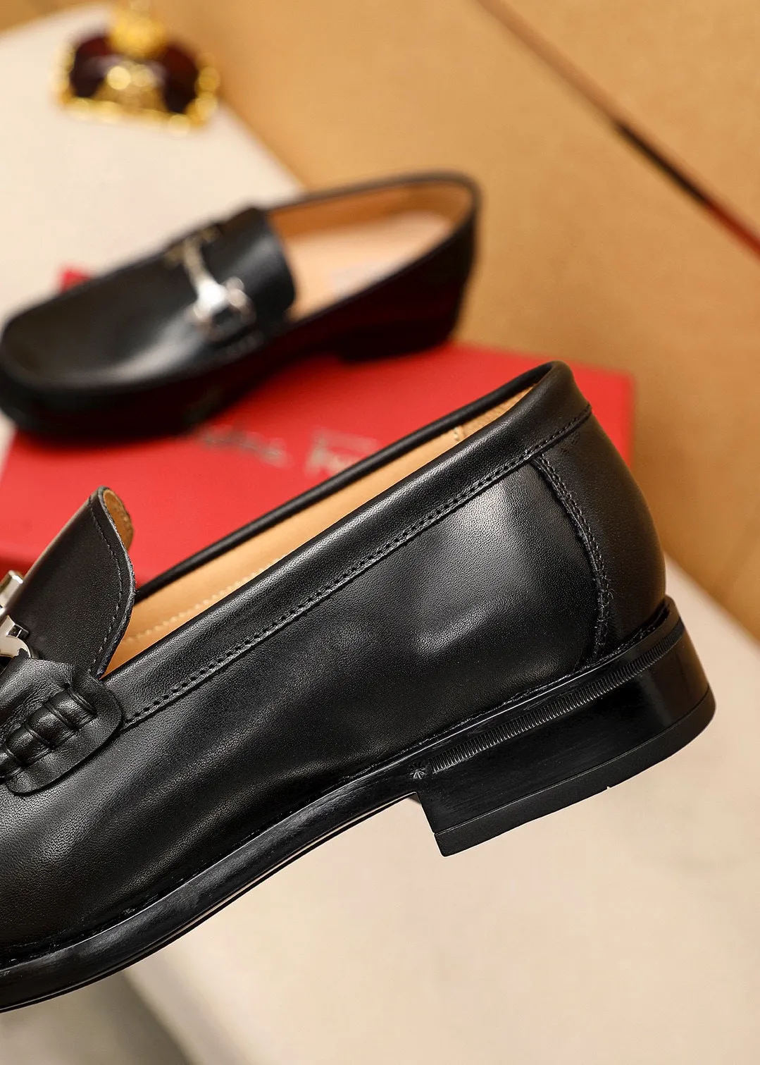 Men's shoes💰480💰 Product trademark: Ferragamo "Ferragamo" casual leather shoes Regular size: 38-44 (45🉑️customized) Product materials: Selected imported first-layer calfskin upper + original hardware buckle, imported water-dyed cowhide leather lining. Strong three-dimensional visual effect, rubber outsole Color: 1⃣️color optional